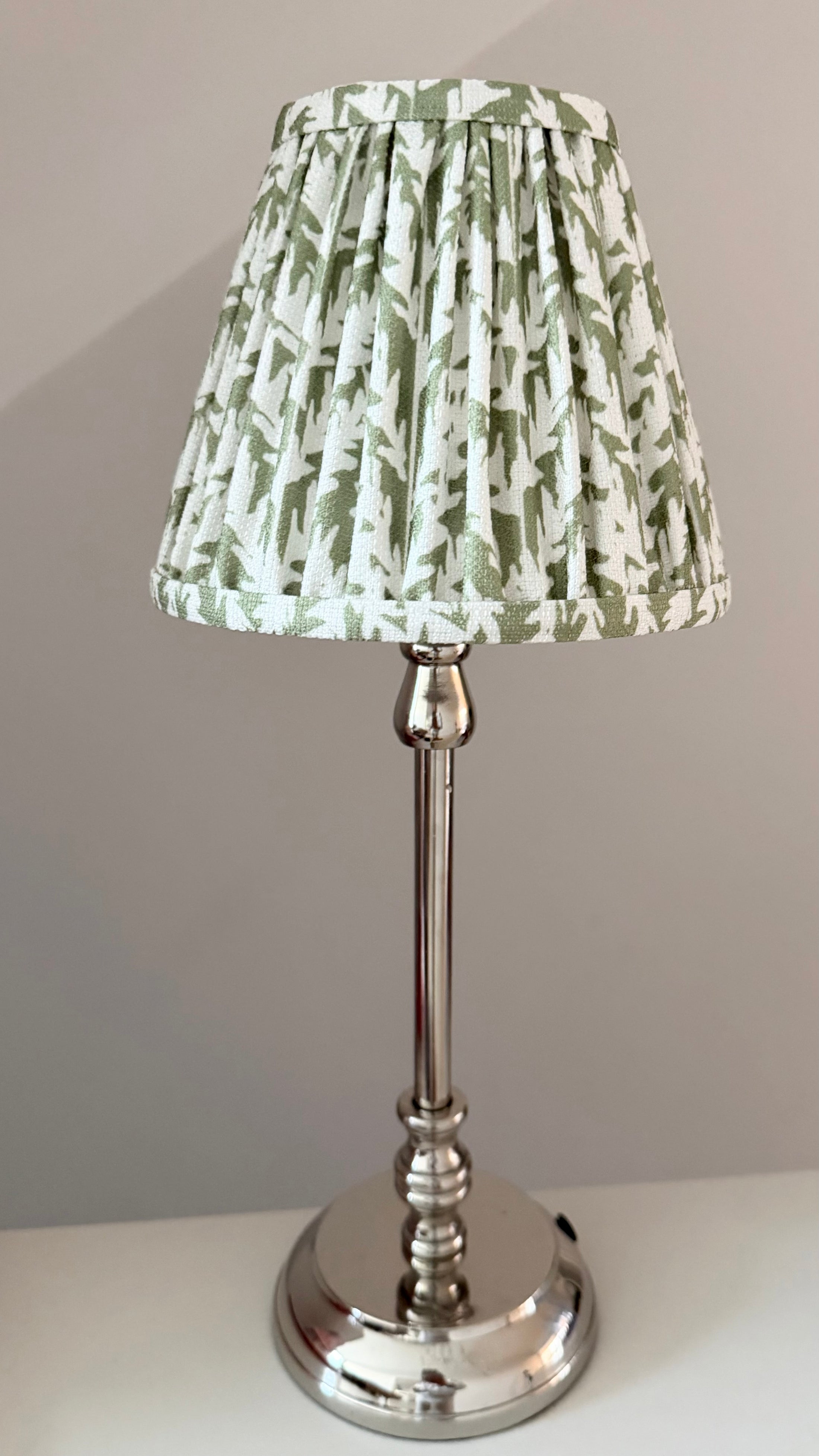 Lampe mit Grünen Lampenschirm mit Silber oder Gold Fuß