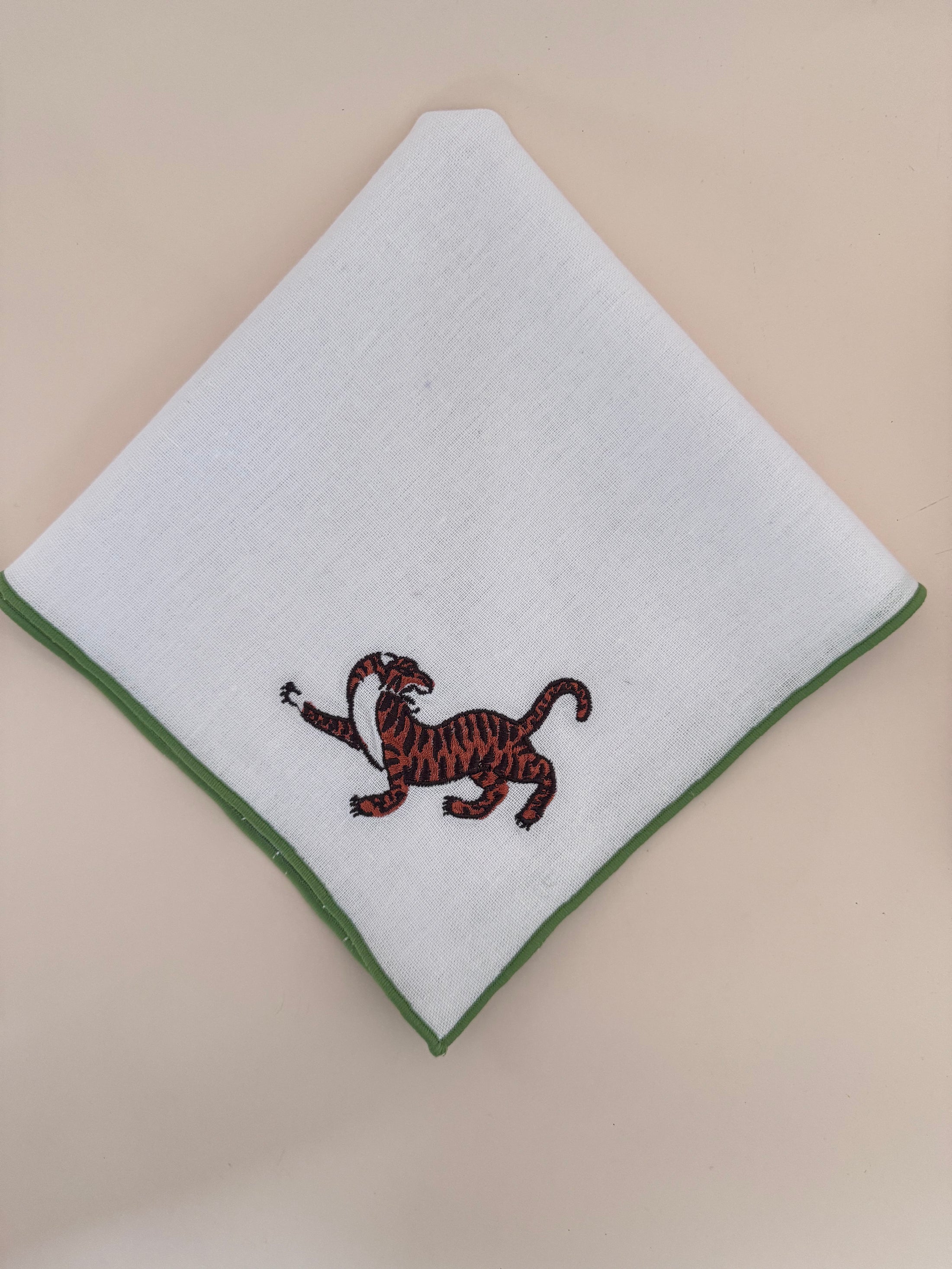 Serviette mit Tiger Stickerei